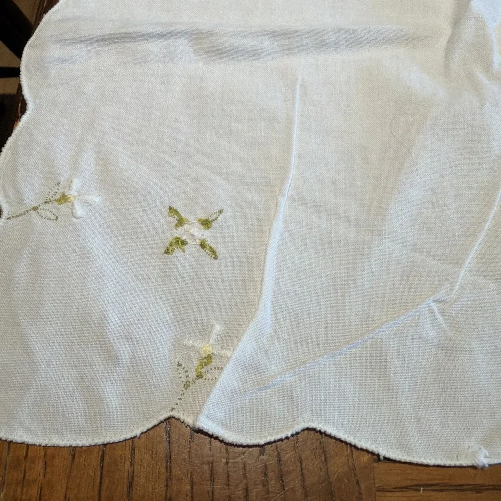 Vtg Hand Embroidered Small Linen Tablecloth Whie & Blue Flowers 31